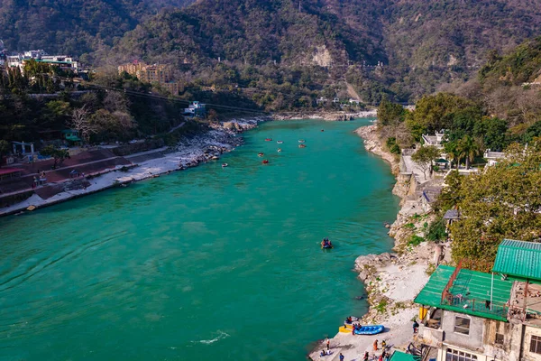 Ganj Nehri 'nin ortasındaki botların çoğu 15 Mar 2022' de Rishikesh uttrakhand Hindistan 'da çekildi..