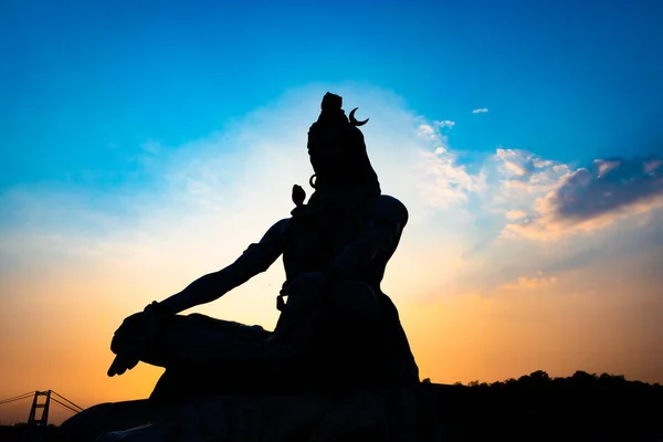 Hindu Tanrısı Shiva Nın Heykeli Meditasyon Pozisyonunda Dramatik Bir Gökyüzü — Stok fotoğraf