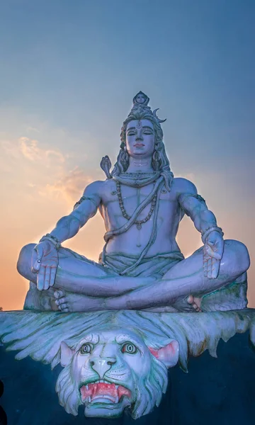 Hindu Tanrısı Shiva Heykeli Akşamları Dramatik Gökyüzü Ile Meditasyon Pozisyonunda — Stok fotoğraf
