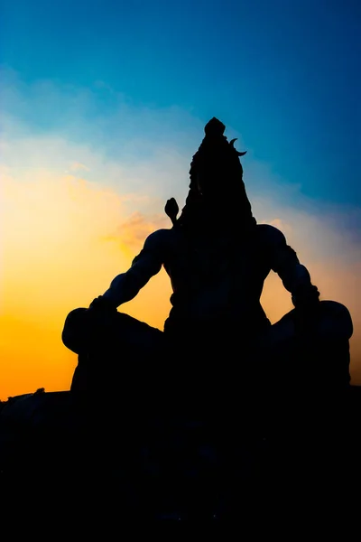 Háttal Megvilágított Szobor Hindu Isten Lord Shiva Meditációs Testtartás Drámai — Stock Fotó