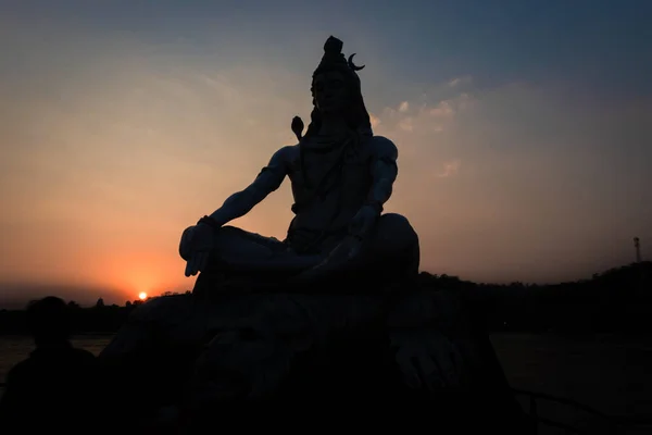 Засвічена Статуя Бога Гінду Шива Позі Медитації Драматичним Небом Унікального — стокове фото
