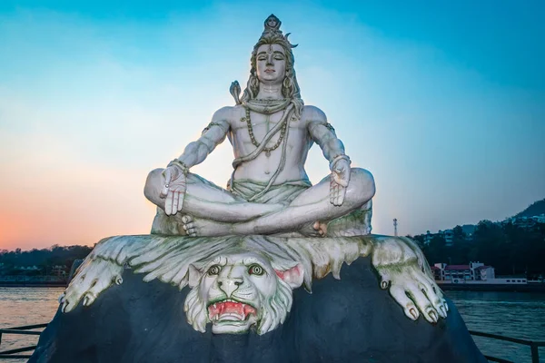 Hindu tanrısı Shiva heykeli, akşamları dramatik gökyüzü ile meditasyon pozisyonunda Parmarth Niketan rishikesh uttrakhand Hindistan 'da çekiliyor..