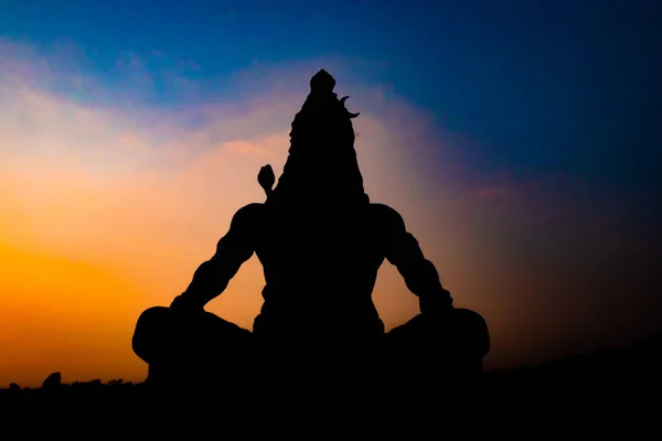 Bakgrundsbelyst Staty Hindu Guden Lord Shiva Meditation Hållning Med Dramatisk — Stockfoto