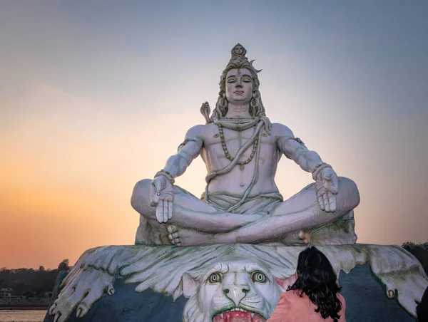 Estátua Hindu Deus Lorde Shiva Postura Meditação Com Céu Dramático — Fotografia de Stock