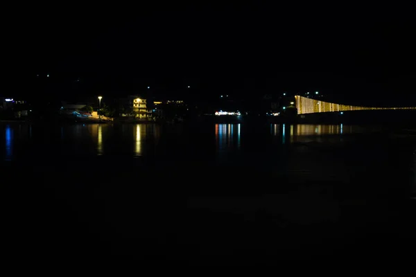 Vista Notturna Della Città Con Riflesso Dell Acqua Notte Lunga — Foto Stock