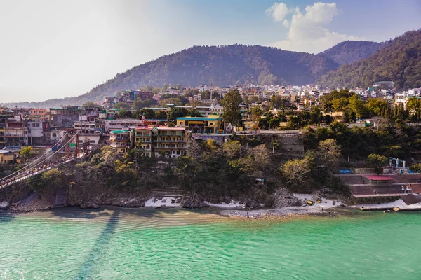 Nehir kenarına kurulmuş şehir ile dağların arasından akan Ganj nehri 15 Mar 2022 'de Rishikesh uttrakhand Hindistan' da çekilir..