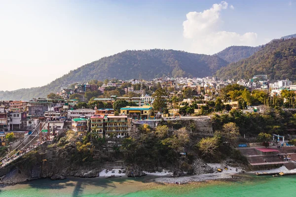 Nehir kenarına kurulmuş şehir ile dağların arasından akan Ganj nehri 15 Mar 2022 'de Rishikesh uttrakhand Hindistan' da çekilir..