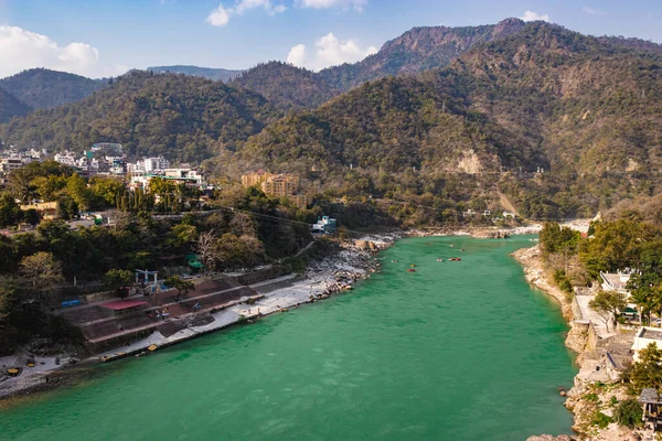Nehir kenarına kurulmuş şehir ile dağların arasından akan Ganj nehri 15 Mar 2022 'de Rishikesh uttrakhand Hindistan' da çekilir..