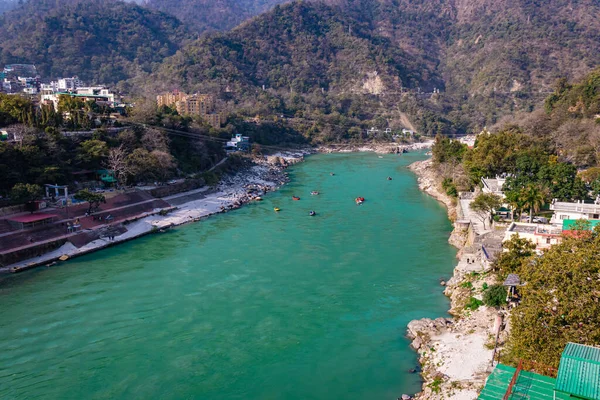 Nehir kenarına kurulmuş şehir ile dağların arasından akan Ganj nehri 15 Mar 2022 'de Rishikesh uttrakhand Hindistan' da çekilir..