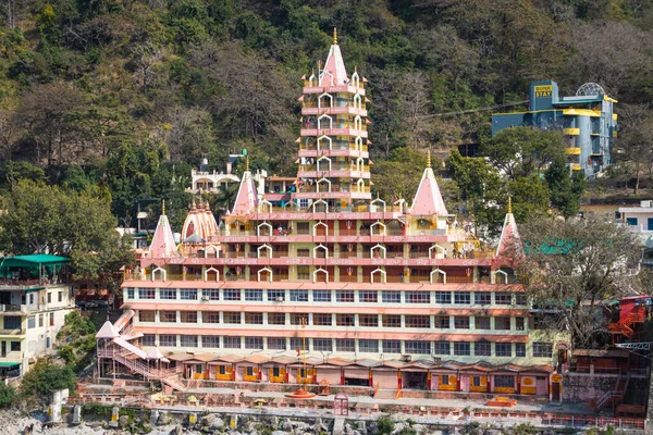 Antik Hindu tapınağı çok katlı bir günde düz açılı görüntü, 15 Mar 2022 'de Lakshman Jhula rishikesh uttrakhand Hindistan' da çekildi..