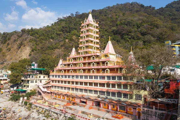 Antik Hindu tapınağı çok katlı bir günde düz açılı görüntü, 15 Mar 2022 'de Lakshman Jhula rishikesh uttrakhand Hindistan' da çekildi..