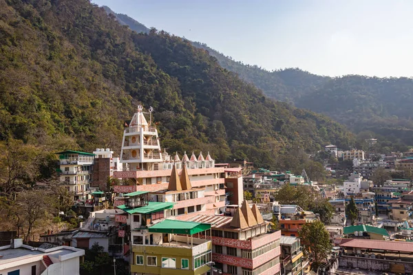Şehir, 15 Mar 2022 'de Hindistan' da bulunan Lakshman jhula rishikesh uttrakhand tapınağında sabah saatlerinde dağ manzarasıyla dolup taştı..