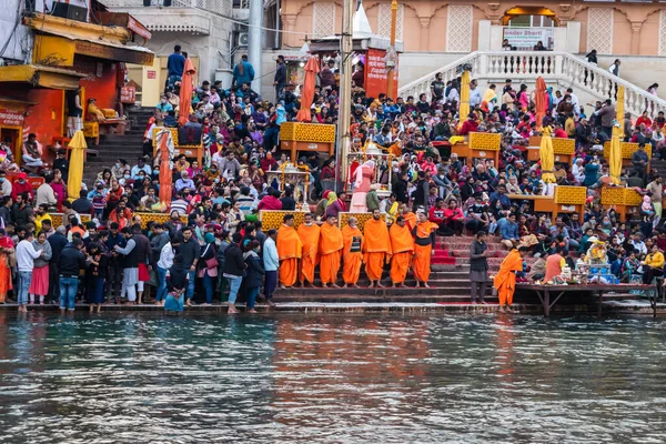 Akşamları Ganj 'da toplanan dindar insanlar 15 Mar 2022' de har ki pauri haridwar uttrakhand Hindistan 'da görüntülenir..