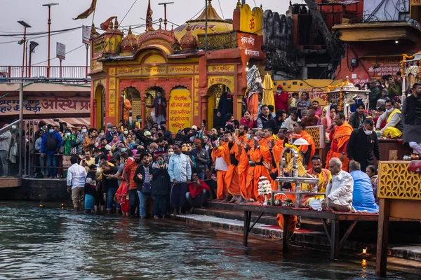 Akşamları Ganj 'da toplanan dindar insanlar 15 Mar 2022' de har ki pauri haridwar uttrakhand Hindistan 'da görüntülenir..