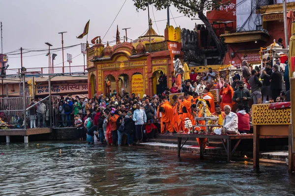 Lidé Shromáždili Gangy Aarti Náboženské Pryer Večer Břehu Řeky Obraz — Stock fotografie