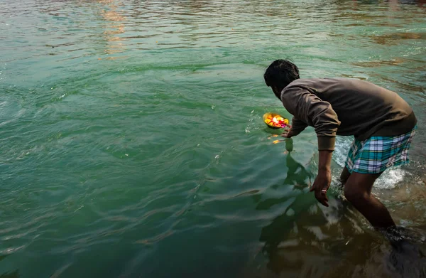 Sabah kutsal nehre saksı sunan adam düz açılı görüntüden 15. Mar 2022 'de har ki pauri haridwar uttrakhand Hindistan' da çekilmiştir..