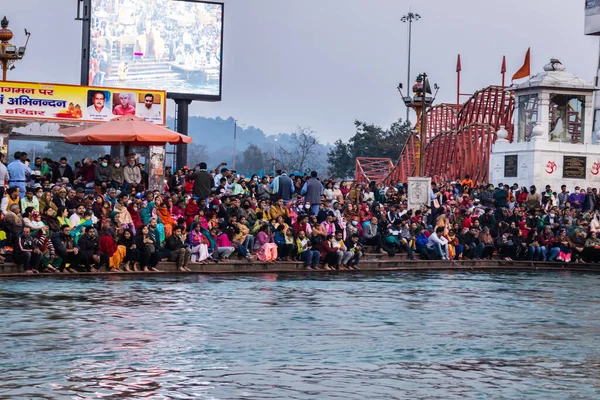 Akşamları Ganj 'da toplanan dindar insanlar 15 Mar 2022' de har ki pauri haridwar uttrakhand Hindistan 'da görüntülenir..