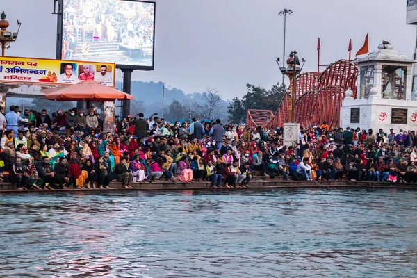 Pessoas Reuniram Gangues Aarti Religioso Pryer Noite Margem Rio Imagem — Fotografia de Stock