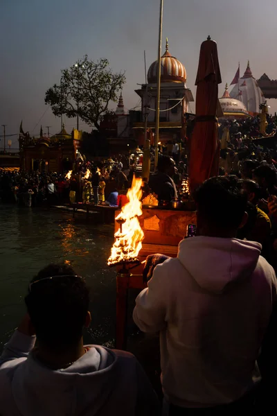 Szent Ganges Aarti Láng Zsúfolt Árnyék Este Folyóparton Kép Veszik — Stock Fotó