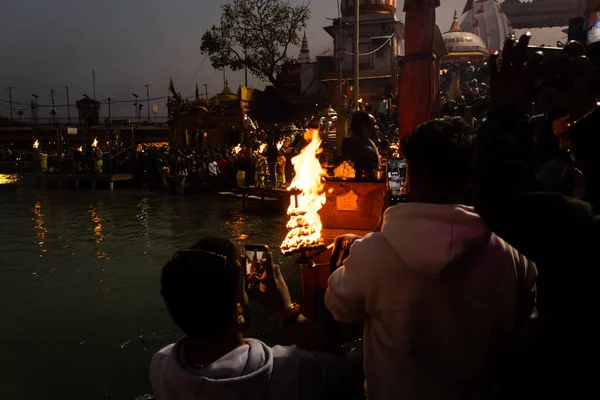 Szent Ganges Aarti Láng Zsúfolt Árnyék Este Folyóparton Kép Veszik — Stock Fotó