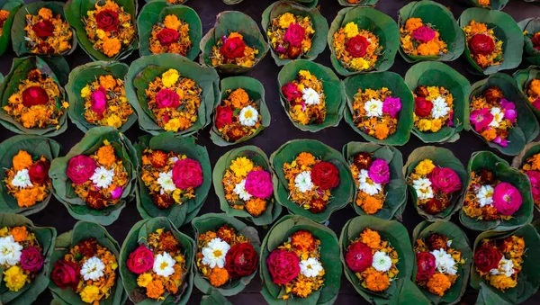 yeşil yaprak tenceresi üst açıdan tapınakta renkli çiçeklerle dolu.