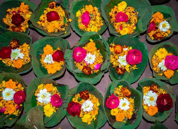 Maceta Hoja Verde Llena Flores Colores Templo Desde Ángulo Superior — Foto de Stock