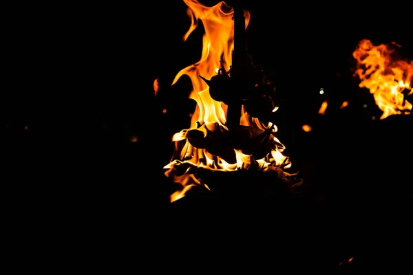 Płonący Płomień Garnka Aarti Ciemnym Tłem Dla Świętych Rytuałów Nocy — Zdjęcie stockowe