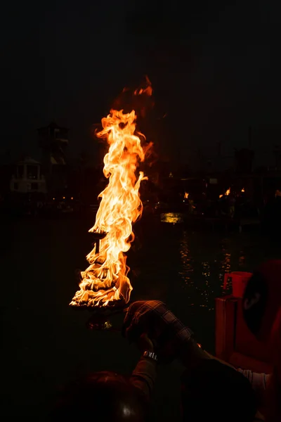 Płonący Płomień Aarti Ciemnym Tłem Dla Świętych Rytuałów Gangów Rzeki — Zdjęcie stockowe