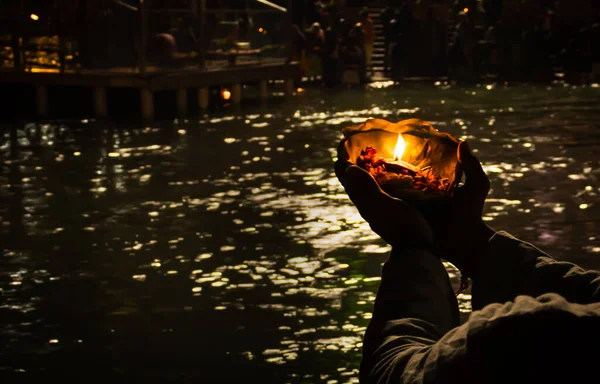 Devoto Tenendo Aarti Vaso Fiori Ganges Fiume Sera Preghiera Notte — Foto Stock
