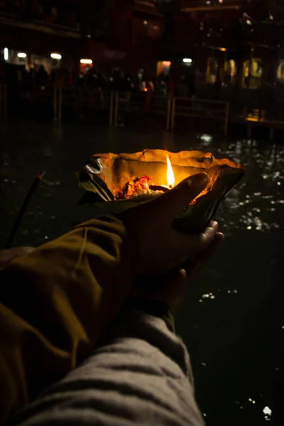 Devotee Holding Aarti Flower Pot Ganges River Evening Prayer Night — Stock Photo, Image