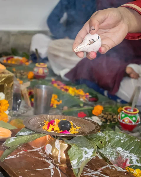 Dévot Faire Rituel Religieux Dieu Saint Avec Coquille Conque Arrière — Photo