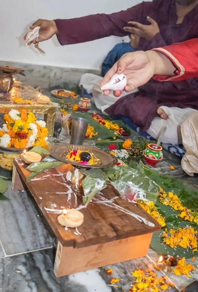Gece karanlığında kabuklu ve bulanık arkaplanlı kutsal tanrının dini ayinini yapmaya kendini adamışsın.