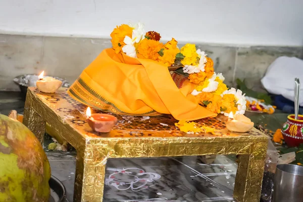 Ritual Religioso Rezar Deus Santo Com Fundo Borrado Noite — Fotografia de Stock