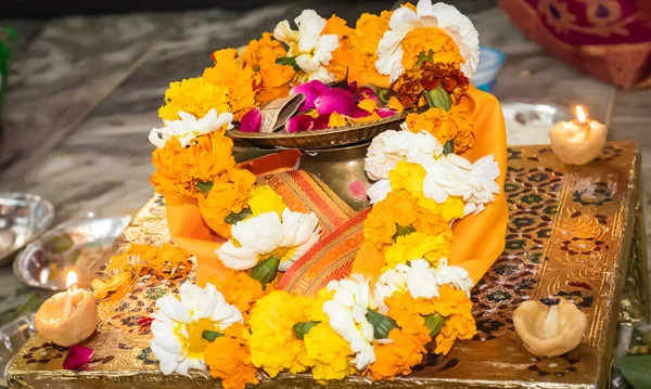 Gece karanlığında bulanık arkaplanı olan kutsal Tanrı 'ya dua et.