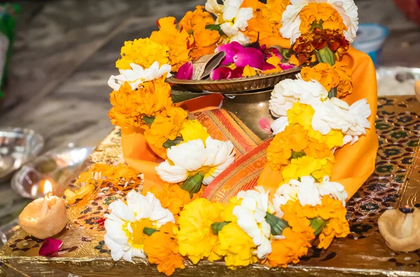 Gece karanlığında bulanık arkaplanı olan kutsal Tanrı 'ya dua et.