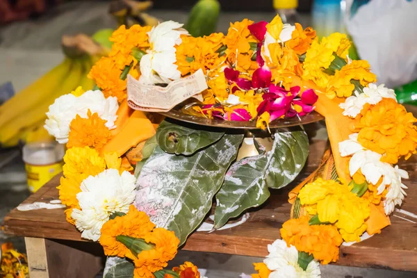 Gece karanlığında bulanık arkaplanı olan kutsal Tanrı 'ya dua et.