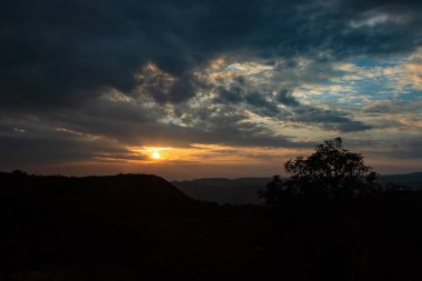 Dramatik günbatımı... Düz açıyla, sabah gölgesi üzerinde renkli gökyüzü.