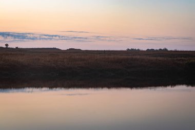 Sakin göl dramatik gündoğumu ile Renkli gökyüzü yansıması sabah