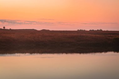 sakin göl dramatik gündoğumu turuncu gökyüzü yansıması sabah