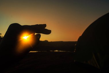 Sabah düz açıyla güneş ışığıyla aydınlatılmış arka el deliğin içinden geçiyor.