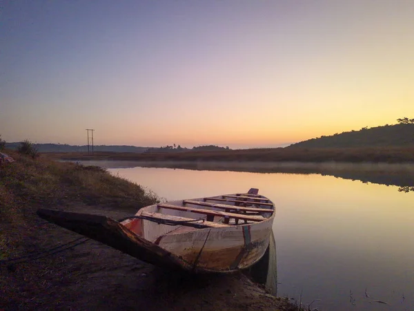 Traditionelles Holzboot Ruhigen See Mit Dramatischem Sonnenaufgang Bunte Himmelsspiegelung Morgen — Stockfoto