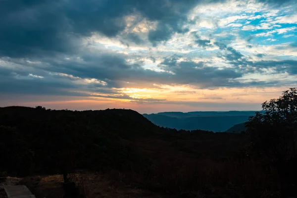 Dramático Atardecer Cielo Colorido Sobre Sombra Montaña Mañana Desde Ángulo —  Fotos de Stock