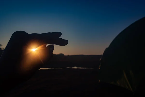 Hinterleuchtete Hand Mit Sonnenaufgangsstrahl Durch Loch Morgen Aus Flachem Winkel — Stockfoto