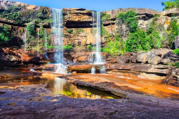 Dağın tepesinden düşen şelale yansıması ve mavi gökyüzü sabah alçak açıyla