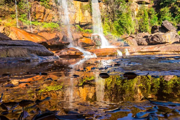 Waterval Valt Van Bergtop Met Reflectie Blauwe Lucht Ochtend Vanuit — Stockfoto