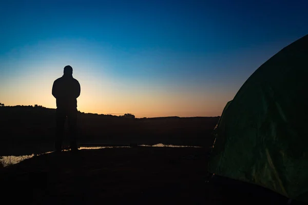 Dağın Gölgesinde Gün Doğumuyla Sakin Gölün Üzerinde Yansımasıyla Sabah — Stok fotoğraf