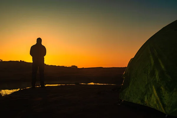 Homem Iluminado Com Nascer Sol Sobre Sombra Montanha Lago Calmo — Fotografia de Stock