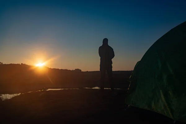 Dağın Gölgesinde Gün Doğumuyla Sakin Gölün Üzerinde Yansımasıyla Sabah — Stok fotoğraf