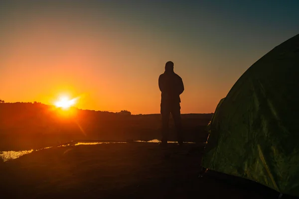 Zurück Beleuchteter Mann Steht Mit Sonnenaufgang Über Bergschatten Und Ruhigem — Stockfoto