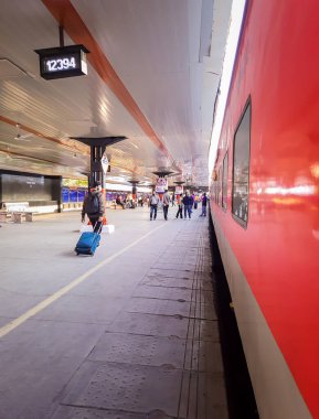 Tren istasyonu platformu gündüz görüntüsü farklı açılardan 10 Nisan 2020 'de Yeni Delhi Hindistan' da çekilmiştir..